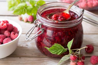 Ahşap masada ahududu reçeli