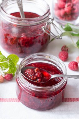 Kavanozda ahududu reçeli