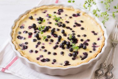 Ahşap masada böğürtlenli turta ve marjoram.