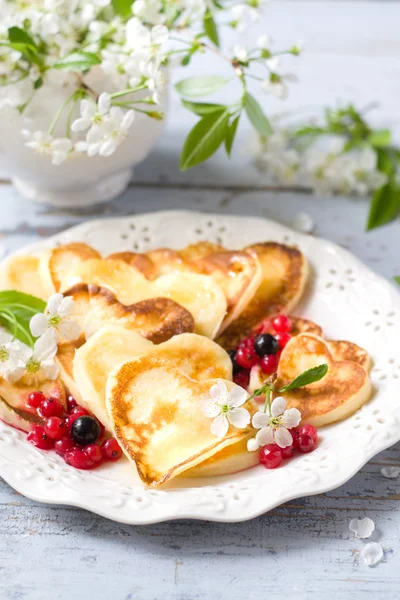 Heart shaped pancakes — Stock Photo, Image
