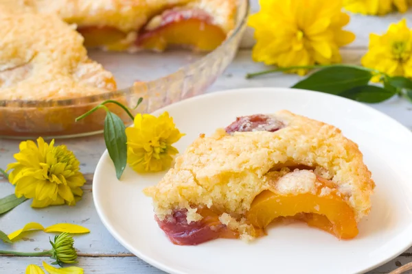 Fatia de torta de pêssego na chapa — Fotografia de Stock