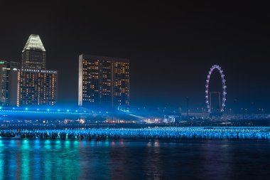 Marina Bay Singapur, yüzen mavi topları su üzerinde yansıtmak bir
