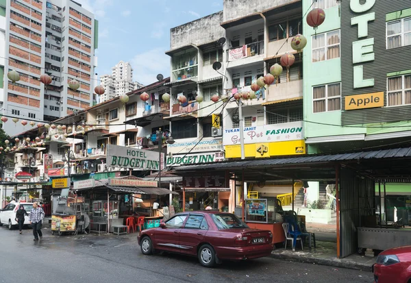 Rua para hotéis de baixo custo, pousadas e casas de hóspedes para jovens b — Fotografia de Stock