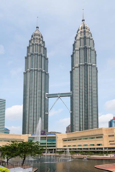 Petronas Torres Gêmeas Symfoni Lago Kuala Lumpur . — Fotografia de Stock