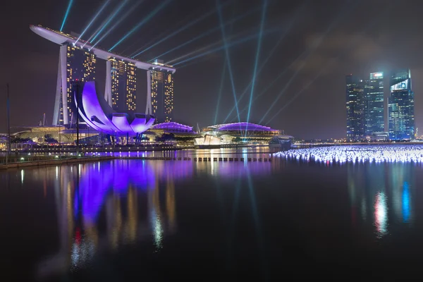 Marina Bay Sands, espectacular y futurista pantalla de iluminación en — Foto de Stock