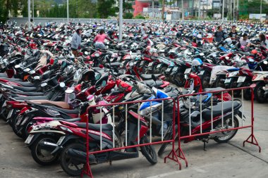 Bir alışveriş merkezi yakınında dağınık otopark. 