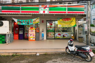 Atm makineleri ile Krabi 7/11 dükkan ön