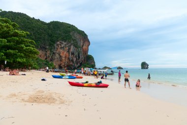 Popüler Railay Pranang plajında dinlenen turistler 