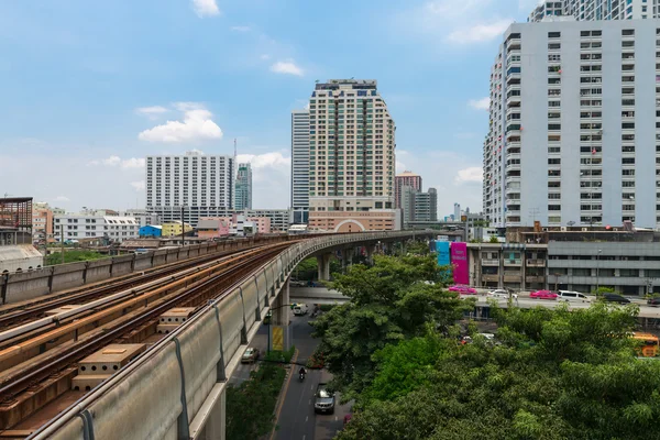 BTS Skytrain рельсы, воздушный мост со зданиями вокруг — стоковое фото