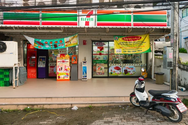 Krabi 7 / 11 frente loja com máquinas ATM — Fotografia de Stock