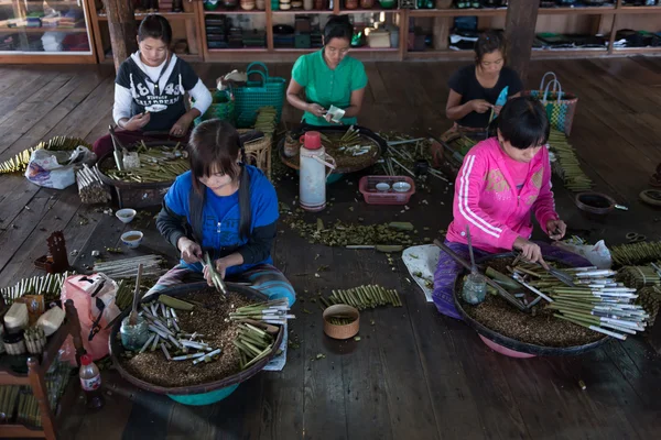 Burmese women making cigars on a floor — Stock Photo, Image