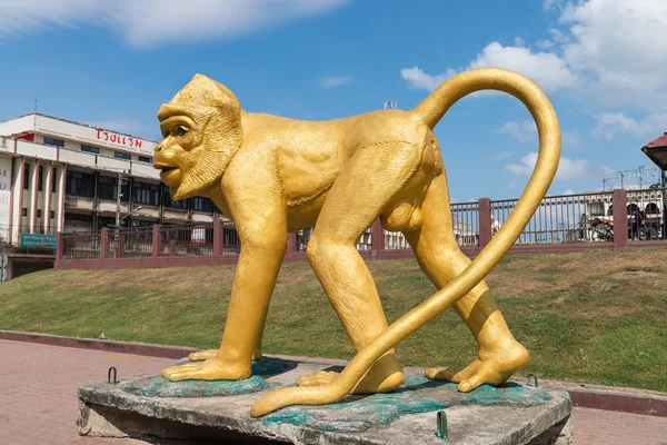 Длиннохвостый краб, поедающий статую обезьяны макак — стоковое фото
