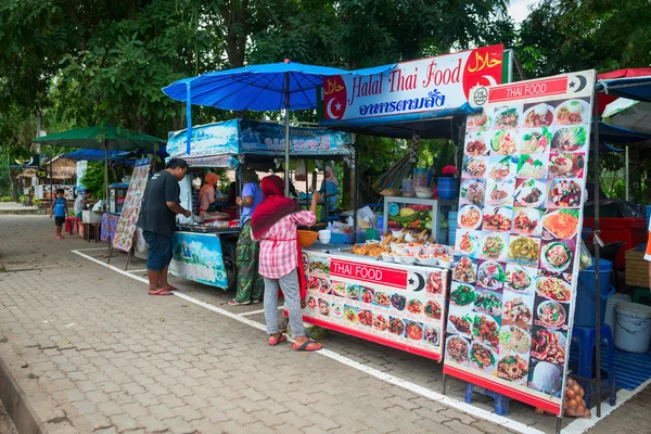 Stalls with halal muslim Thai food — Stock Photo, Image