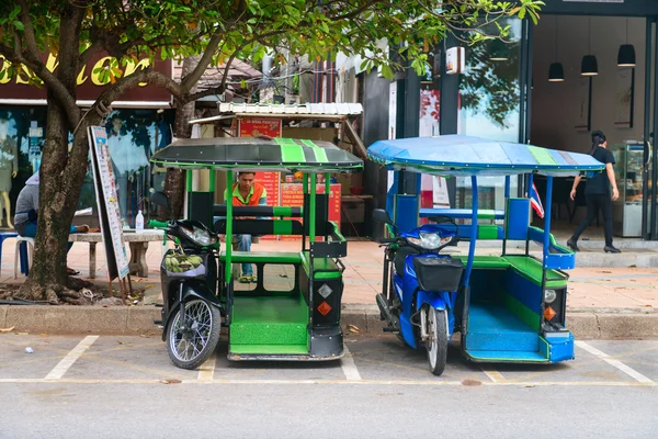 Tuk tuk taxi parcheggiati sotto un albero — Foto Stock