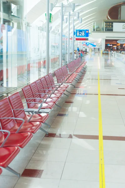Area d'attesa per partenze vicino al gate di un aeroporto — Foto Stock
