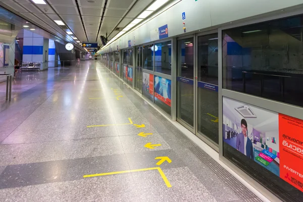 Plataforma da estação ferroviária do metrô em Bangkok, Tailândia — Fotografia de Stock