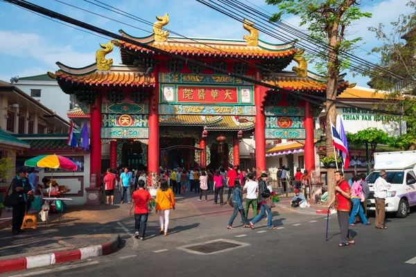Традиционная китайская архитектурная арка в Thian Foundation S — стоковое фото