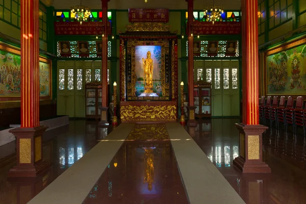 Temple Interior with a Golden Kuan Yin Statue in Bangkok — Stockfoto