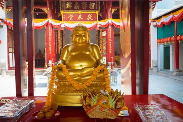 Statue de Bouddha d'or au sanctuaire de Canton à Bangkok, Thaïlande — Photo