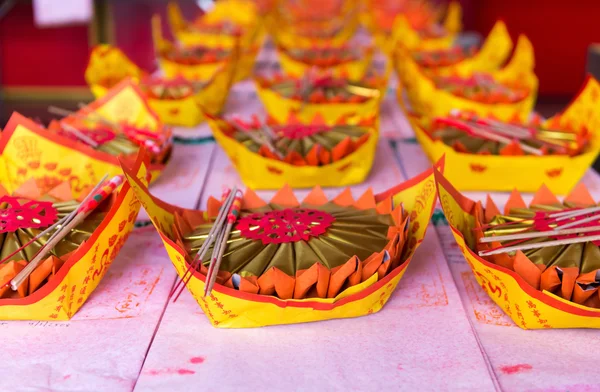 Ofertas cuidadosamente preparadas em um altar em um templo budista — Fotografia de Stock