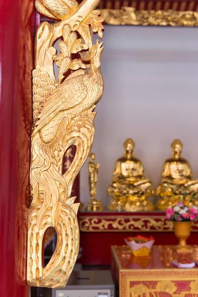 Decorado e intrincado, tallado a mano, marco de oro en un altar en — Foto de Stock