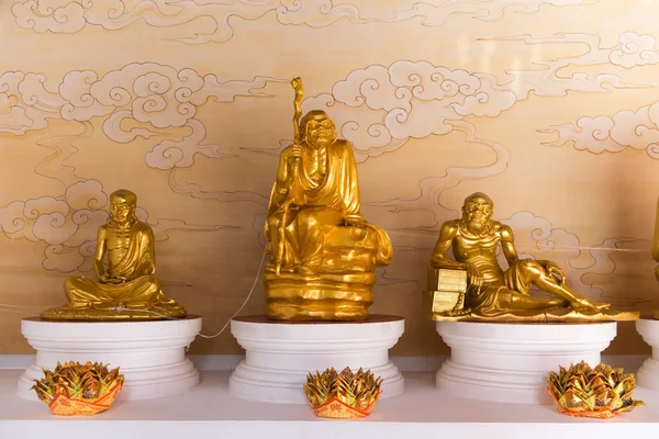 Gold Sculptures of Venerated Monks at Canton Shrine — Stockfoto