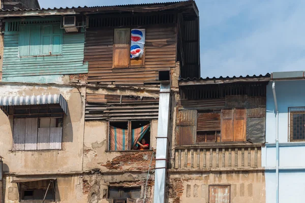 Tumbledown Housing in a Poverty Stricken Section of Bangkok — Stock Photo, Image