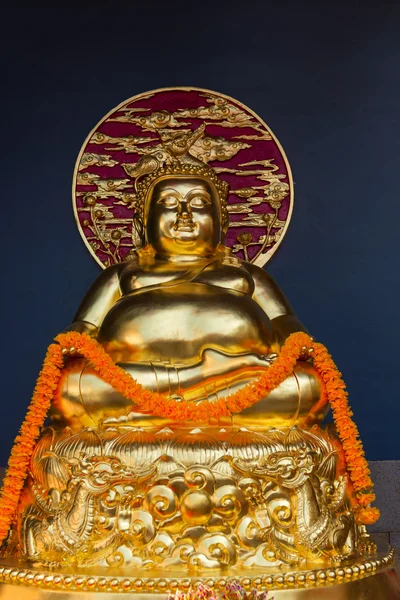 Aufwändig detaillierte, goldene Buddha-Skulptur am Kanton-Schrein — Stockfoto