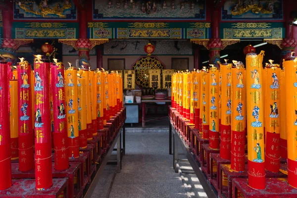 Velas rojas y doradas gigantes iluminadas en un templo chino del altar sh — Foto de Stock