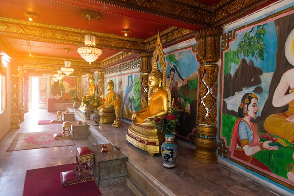 Gold Buddha statues inside chinese temple — Stockfoto