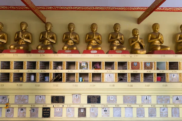 Memorial Plaques gemonteerd op een muur in boeddhistische tempel — Stockfoto