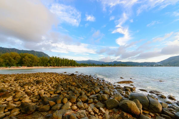 Tranquila costa rocosa con fantásticas vistas a las montañas —  Fotos de Stock