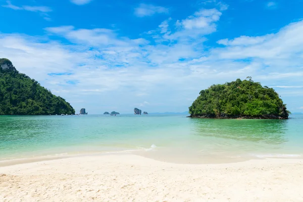 Barche lunghe in lontananza vicino all'isola di Tup Krabi — Foto Stock