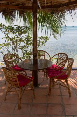 Okyanus seyir üzerinde pastoral açık kafe