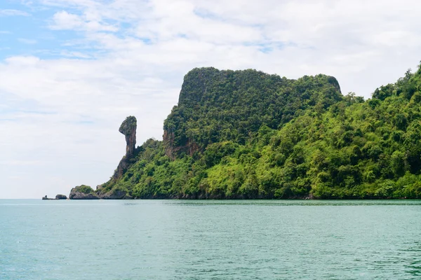 Pionowe kamień klif kolumny na kurczaka wyspie Krabi, Tajlandia — Zdjęcie stockowe
