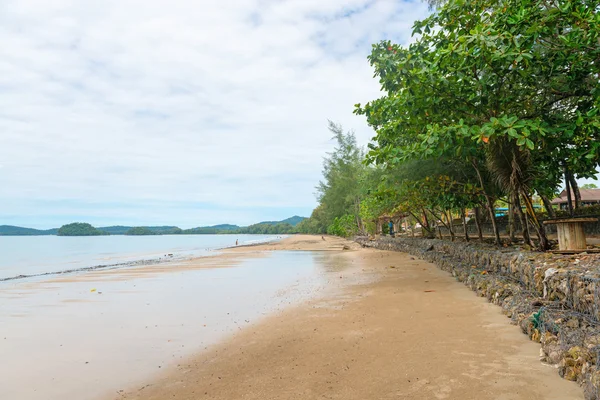 Stane długie ściany w kapelusz Nopparat Thara beach Krabi — Zdjęcie stockowe