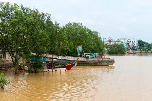 Traditionele houten vissersboot verlaten buitenshuis op een rivier ba — Stockfoto