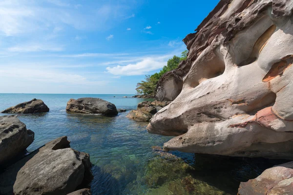 Rocky cliff above clean sea water and clear sky — Stock Photo, Image