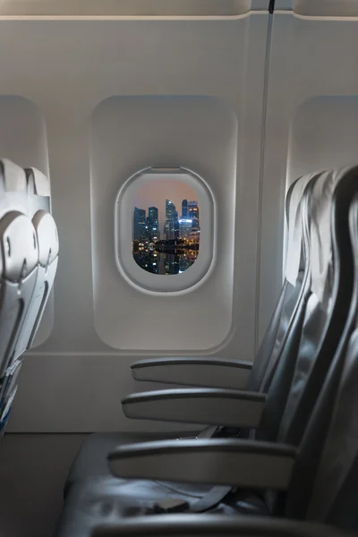 Blick aus einem Verkehrsflugzeug auf das Stadtbild bei Nacht — Stockfoto