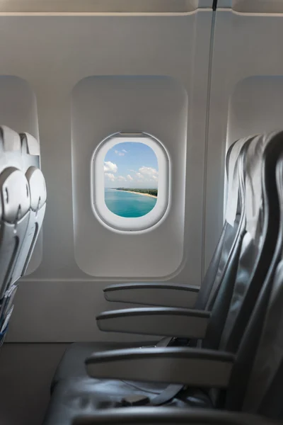 Vista de uma cabine de avião comercial, mostrando céu azul, holida — Fotografia de Stock