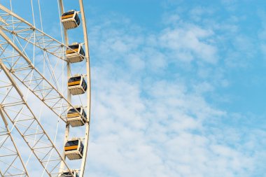 Gökyüzüne karşı bir dönme dolap gondol cam duvarlı