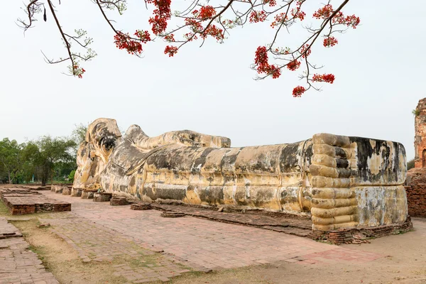 Escultura de piedra antigua del Buda en una posición de retroceso —  Fotos de Stock