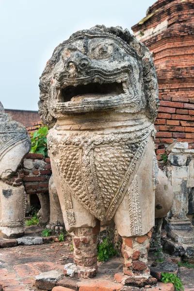 Ancient, stone lion sculpture at ancient ruines buddhist temple — Stock Photo, Image