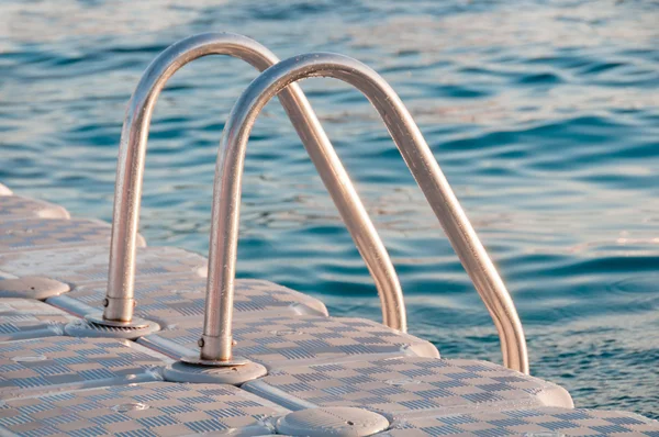 Boarding Ladder for Swimmers Mounted on a Plastic Floating Dock — Stock Photo, Image