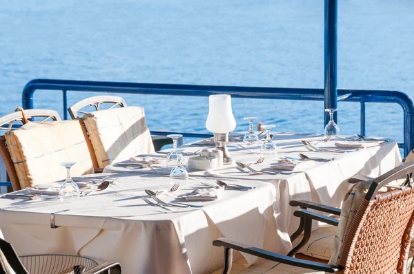 Tabela de jantar do restaurante com vista para o oceano — Fotografia de Stock