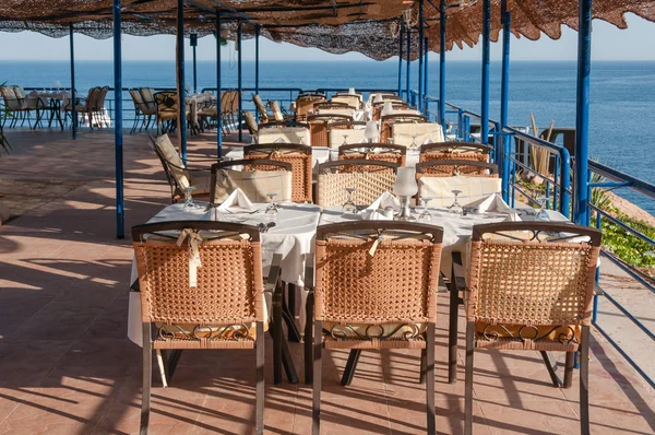 Pátio Jantar em um restaurante de luxo com vista para o oceano — Fotografia de Stock