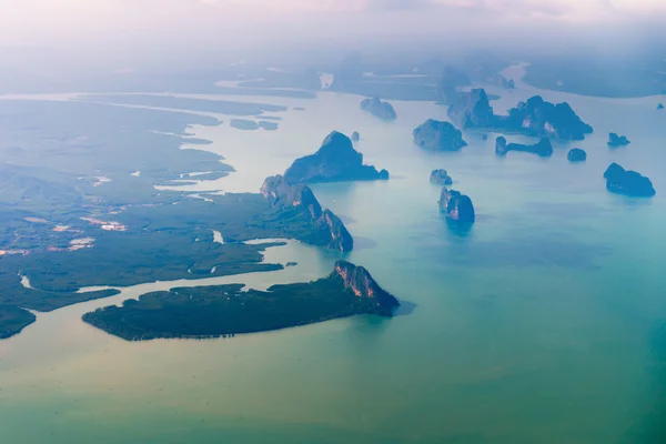 Veduta aerea delle isole tropicali rocciose in un delta del fiume — Foto Stock