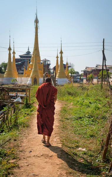 Monge budista birmanês caminha um caminho nos terrenos do templo — Fotografia de Stock