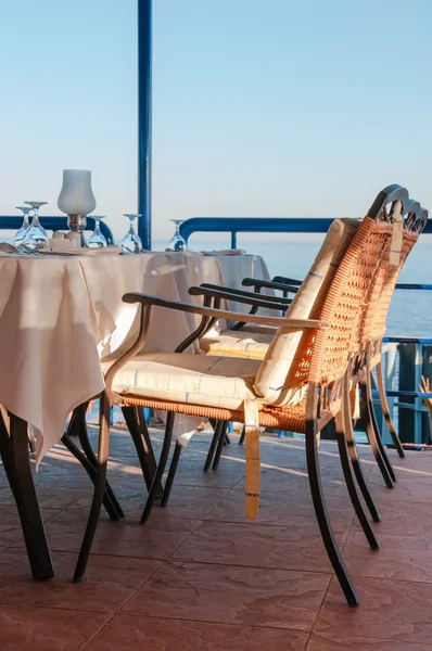 Amortiguado comedor sillas en un restaurante de lujo con vistas a la T Imagen de archivo