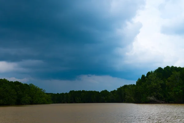 Nuvens Ominous Chuva ameaçada sobre um estuário tropical em Southeas Imagens Royalty-Free